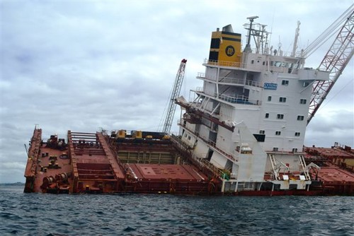 Rena starboard side 5 Jan - Rena Disaster - 5 January 2012 © Maritime NZ www.maritimenz.govt.nz